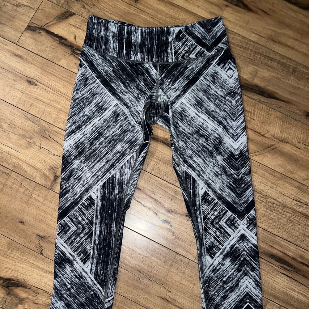 Lululemon cropped leggings, thicker softer material/fabric, size 6
